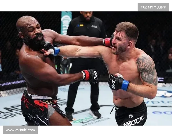 琼斯与阿迪萨亚UFC对决 摔跤技术与站立技巧孰优孰劣
