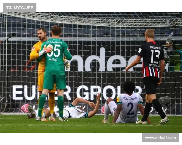 法兰克福门将特拉普失误，德米罗维奇补射扳平